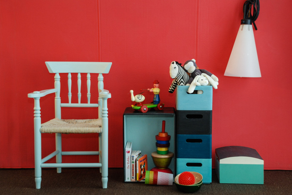 На фото: маленькая детская в современном стиле с рабочим местом, красными стенами и ковровым покрытием для на участке и в саду, ребенка от 4 до 10 лет, девочки с