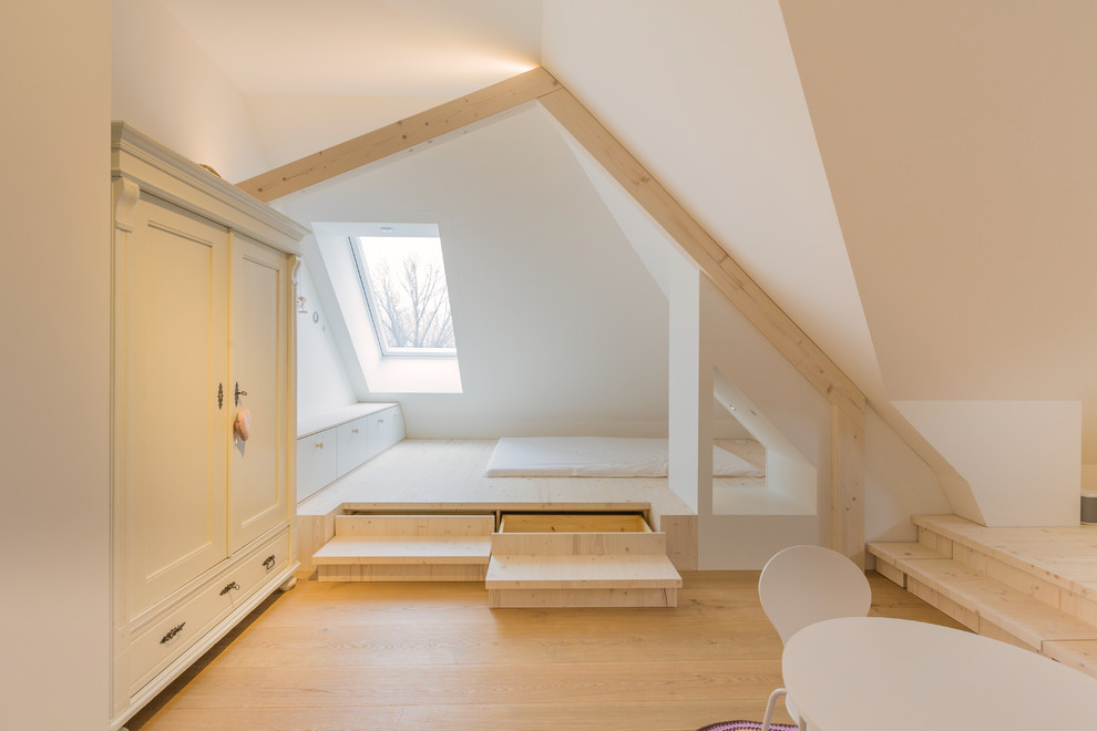 Cette photo montre une grande chambre d'enfant moderne avec un mur blanc, parquet clair et un sol beige.