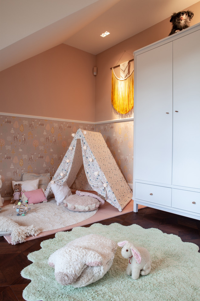Idée de décoration pour une très grande chambre d'enfant de 1 à 3 ans design avec un mur rose, un sol en bois brun, un sol marron, un plafond décaissé et du papier peint.