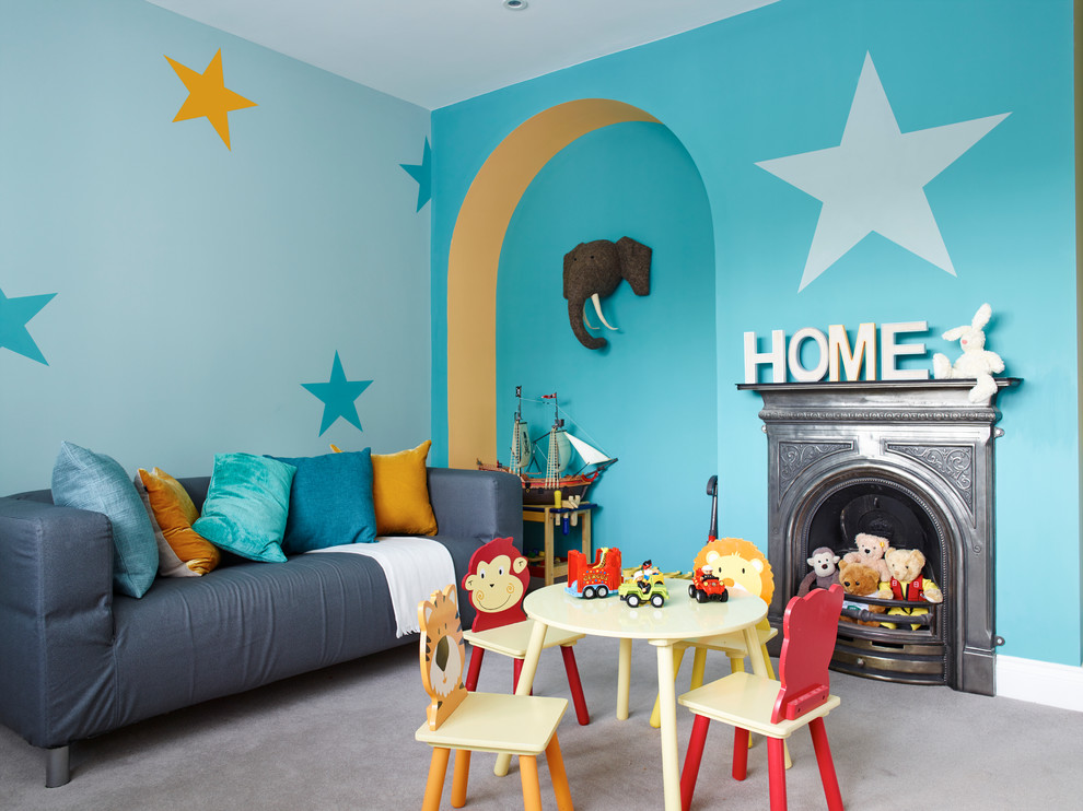 Klassisk inredning av ett könsneutralt småbarnsrum kombinerat med lekrum, med blå väggar och heltäckningsmatta