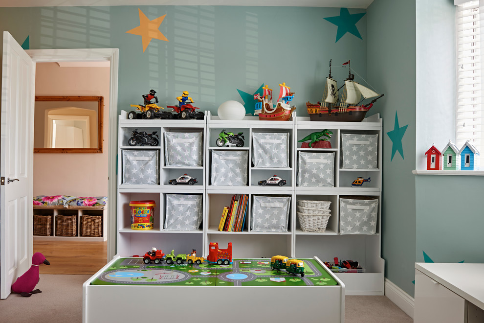 Réalisation d'une chambre d'enfant de 4 à 10 ans tradition avec un mur bleu et moquette.