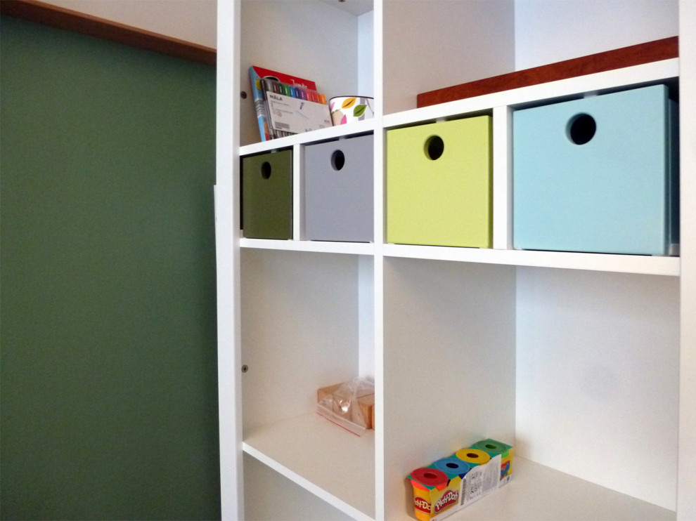 Cette photo montre une chambre d'enfant tendance de taille moyenne avec un mur vert, moquette et un sol gris.