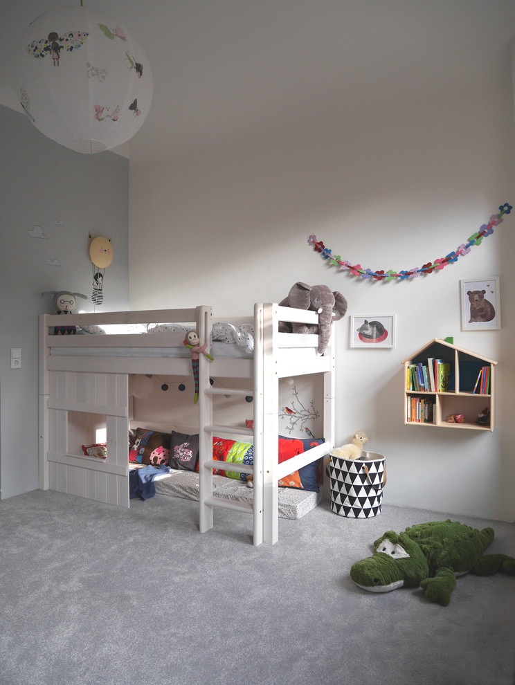 Ejemplo de dormitorio infantil de 4 a 10 años nórdico pequeño con paredes blancas, moqueta y suelo gris