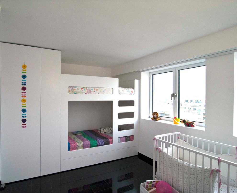 Immagine di una cameretta per bambini da 4 a 10 anni minimal di medie dimensioni con pareti bianche