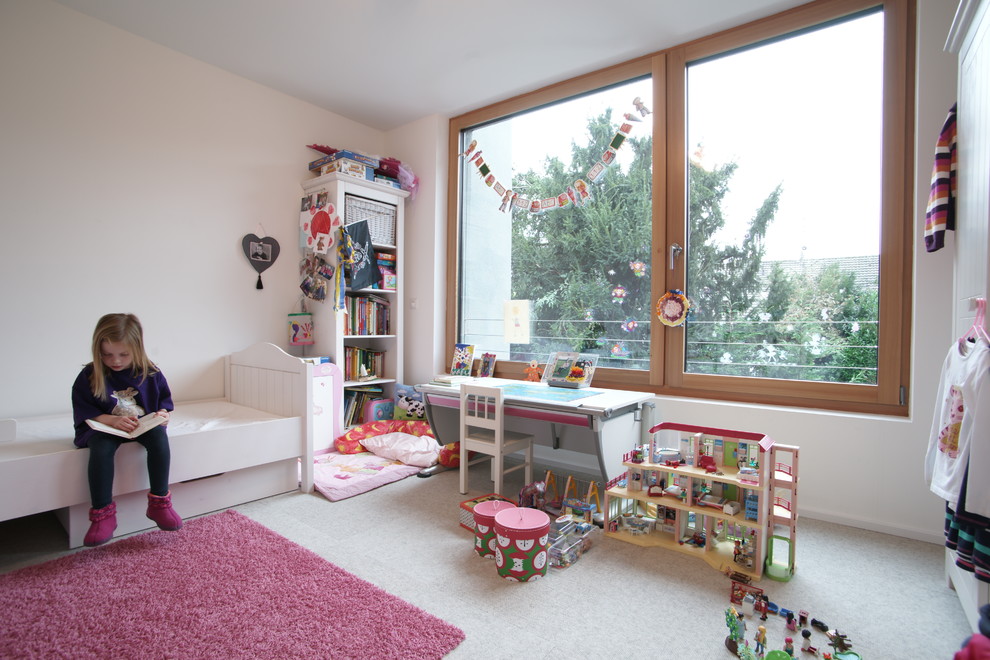 Kleines Landhausstil Mädchenzimmer mit Spielecke, weißer Wandfarbe und Teppichboden in Düsseldorf