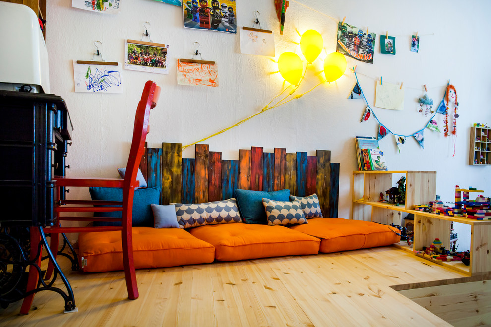 Idee per una cameretta per bambini da 4 a 10 anni contemporanea di medie dimensioni con pareti bianche, pavimento in laminato e pavimento marrone