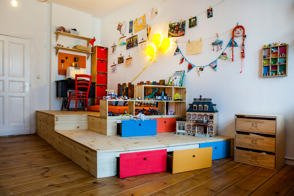Mittelgroßes, Neutrales Modernes Kinderzimmer mit Spielecke, weißer Wandfarbe, hellem Holzboden und braunem Boden in Berlin