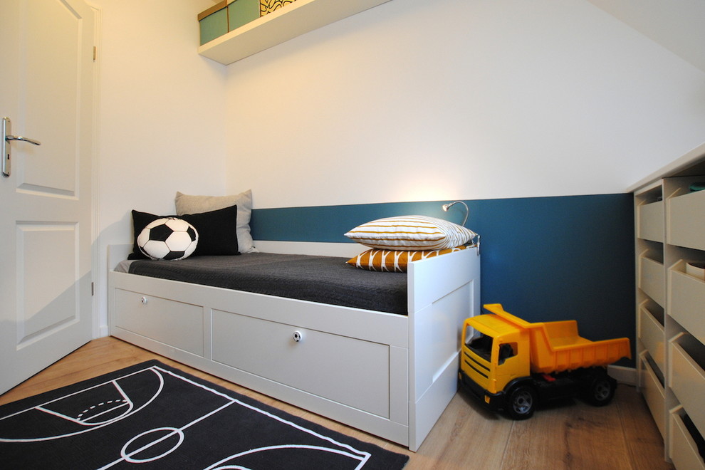 Diseño de dormitorio infantil de 4 a 10 años contemporáneo de tamaño medio con paredes azules, suelo de madera en tonos medios y suelo beige