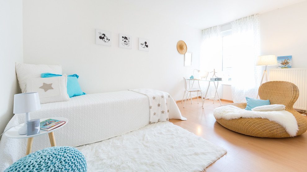 Foto de dormitorio infantil marinero de tamaño medio con paredes blancas, suelo laminado y suelo marrón