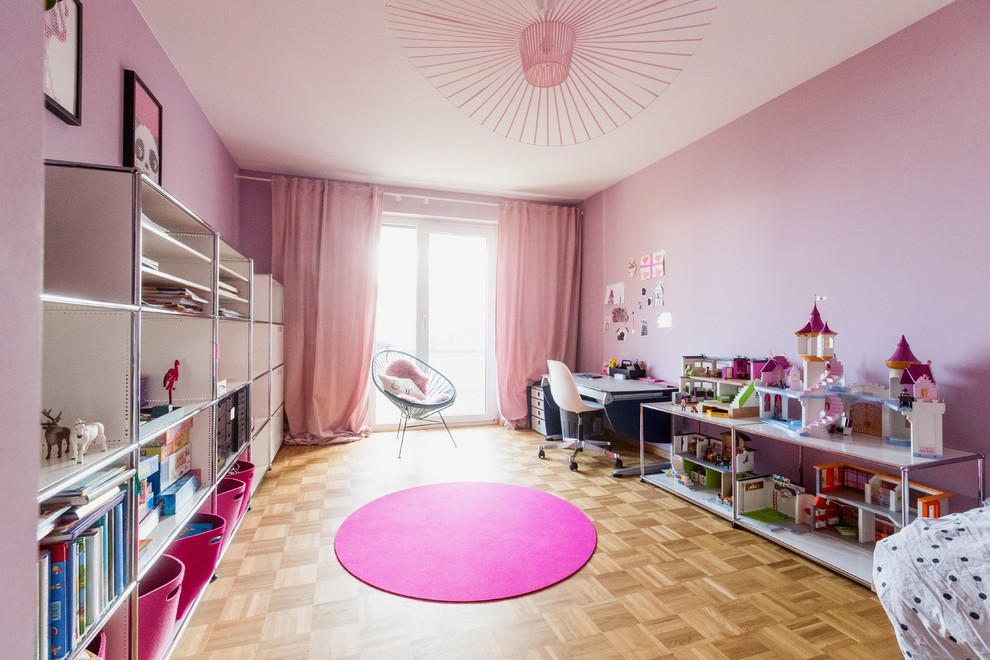 Idées déco pour une chambre d'enfant de 4 à 10 ans contemporaine de taille moyenne avec un mur rose, un sol en bois brun et un sol marron.