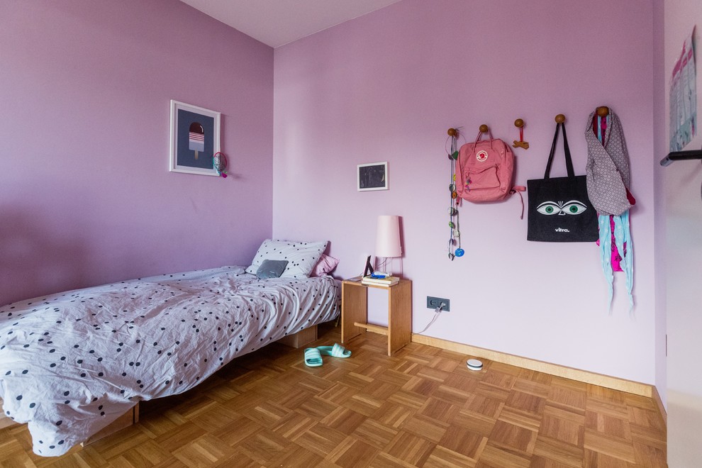 Aménagement d'une chambre d'enfant de 4 à 10 ans contemporaine de taille moyenne avec un mur rose, un sol en bois brun et un sol marron.