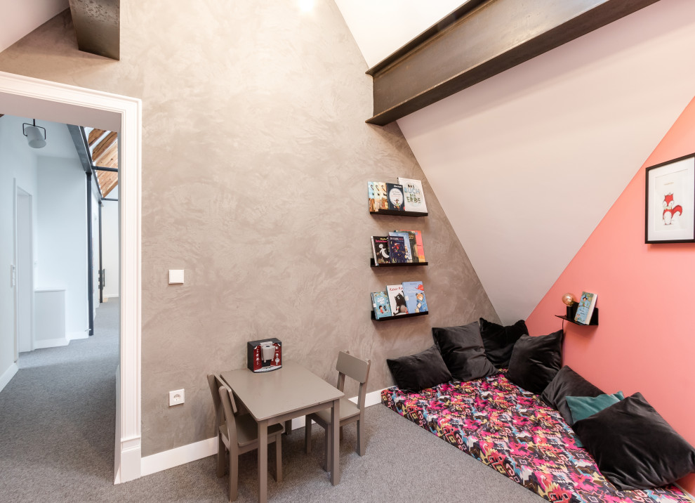 Modernes Kinderzimmer mit Spielecke, bunten Wänden, Teppichboden, grauem Boden und gewölbter Decke in Stuttgart
