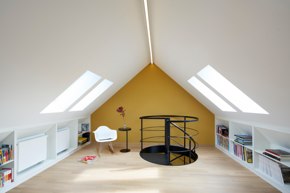 Idée de décoration pour une chambre neutre design avec un mur jaune, parquet clair, un sol beige et un plafond voûté.