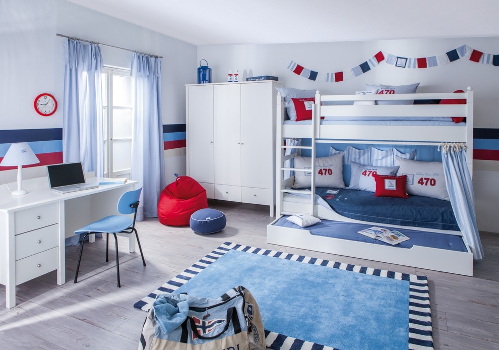 Cette photo montre une chambre d'enfant bord de mer avec un mur multicolore, parquet clair et un lit superposé.