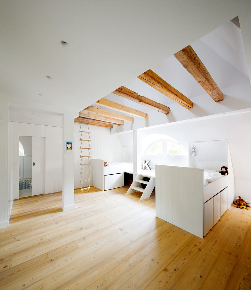 Diseño de dormitorio infantil de 4 a 10 años contemporáneo grande con paredes blancas y suelo de madera clara