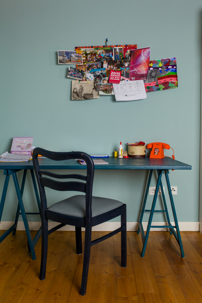 На фото: детская среднего размера в современном стиле с рабочим местом, синими стенами и светлым паркетным полом для подростка, девочки