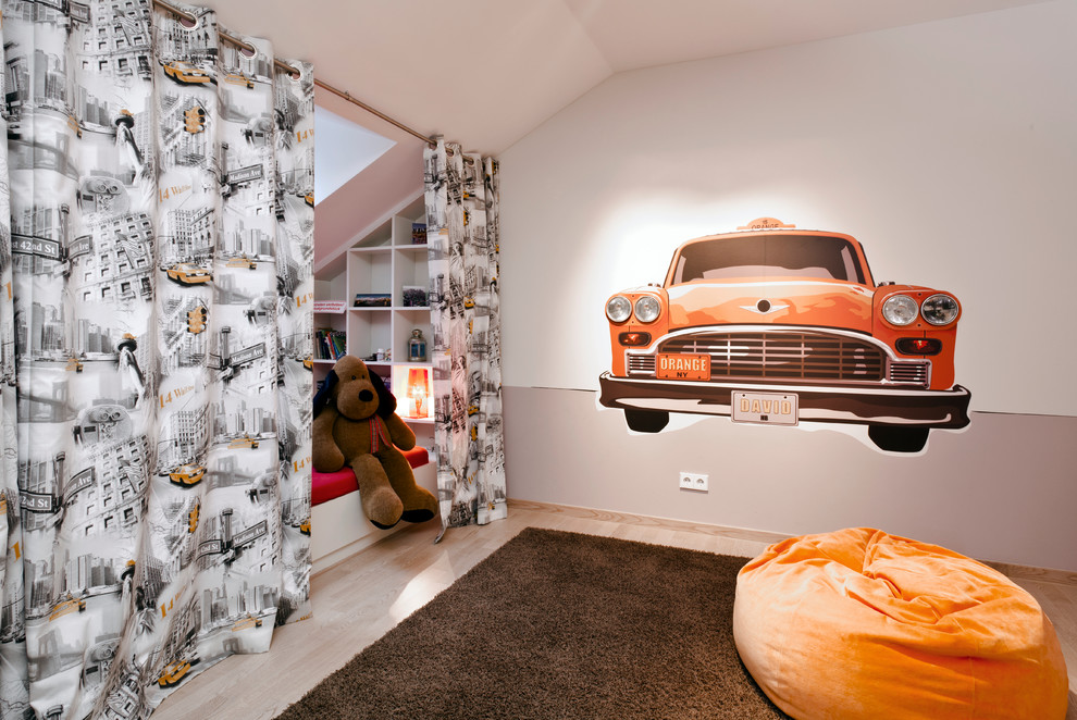 Immagine di una grande cameretta per bambini minimal con pareti multicolore e parquet chiaro
