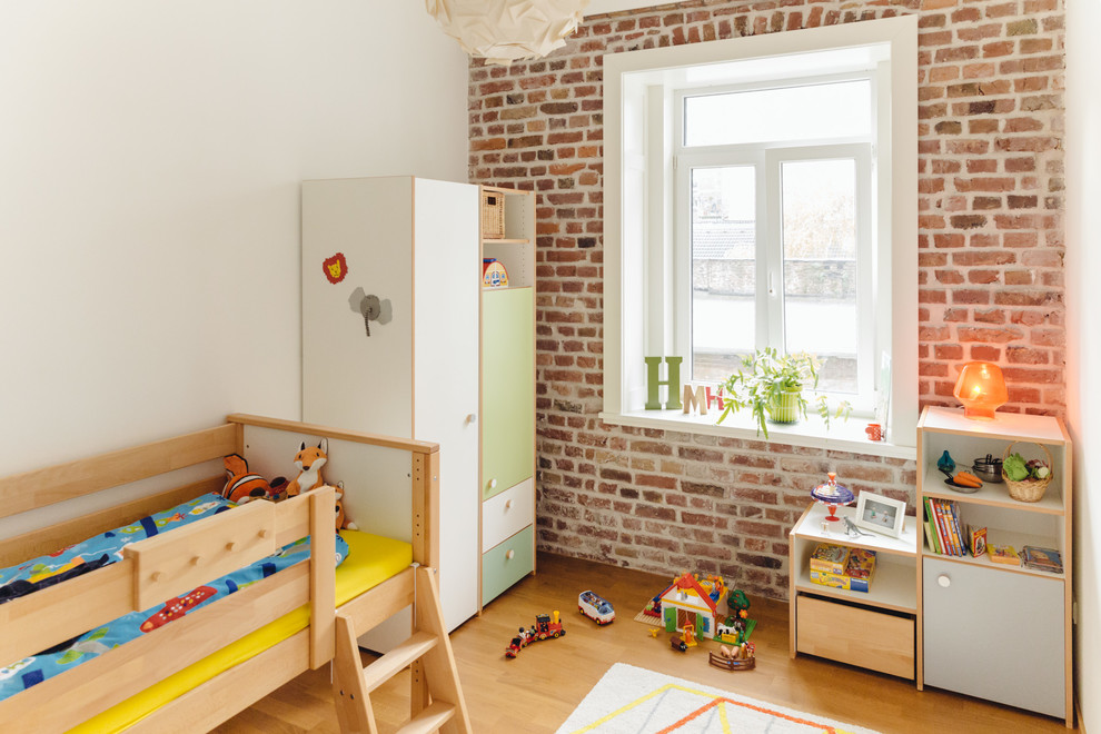 Пример оригинального дизайна: нейтральная детская среднего размера в скандинавском стиле с спальным местом, белыми стенами, светлым паркетным полом и бежевым полом для ребенка от 4 до 10 лет