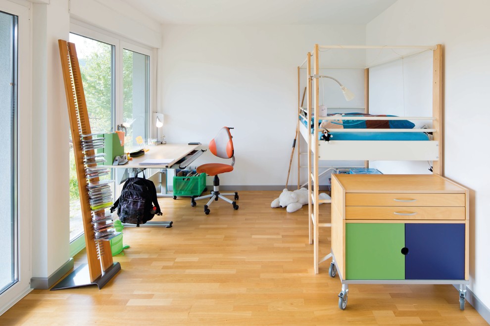 Modelo de dormitorio infantil actual con paredes blancas, suelo laminado y suelo marrón