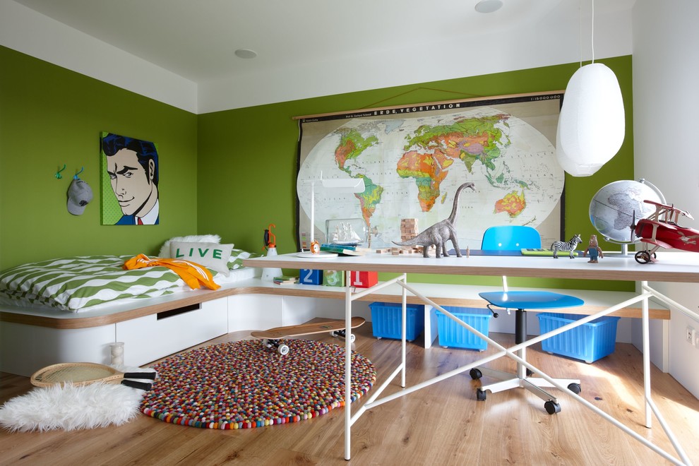 Large contemporary teen’s room for boys in Stuttgart with green walls and light hardwood flooring.