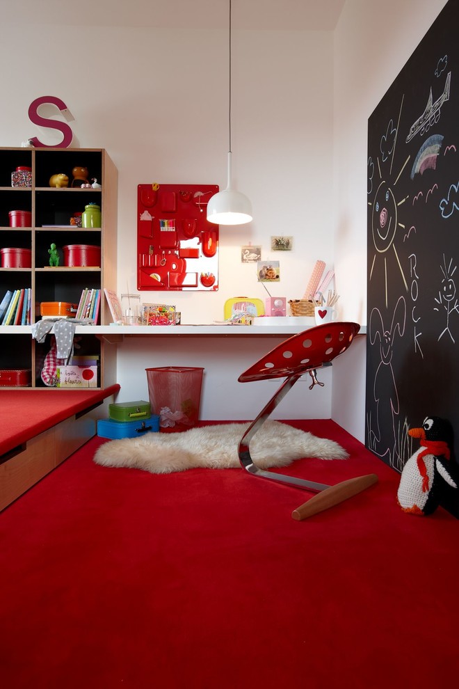 Пример оригинального дизайна: детская среднего размера в современном стиле с рабочим местом, белыми стенами и ковровым покрытием для девочки