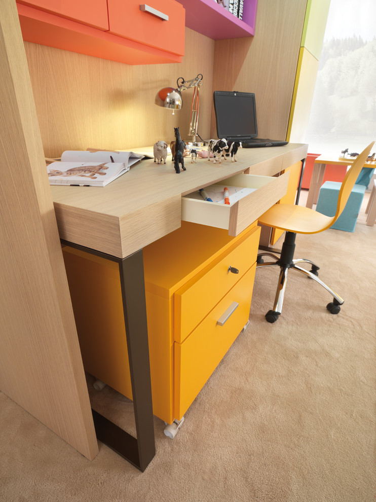 Bild på ett mellanstort funkis flickrum kombinerat med skrivbord och för 4-10-åringar, med vita väggar, heltäckningsmatta och beiget golv