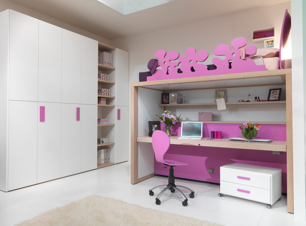 Inspiration för mellanstora moderna flickrum kombinerat med skrivbord och för 4-10-åringar, med vita väggar, plywoodgolv och vitt golv