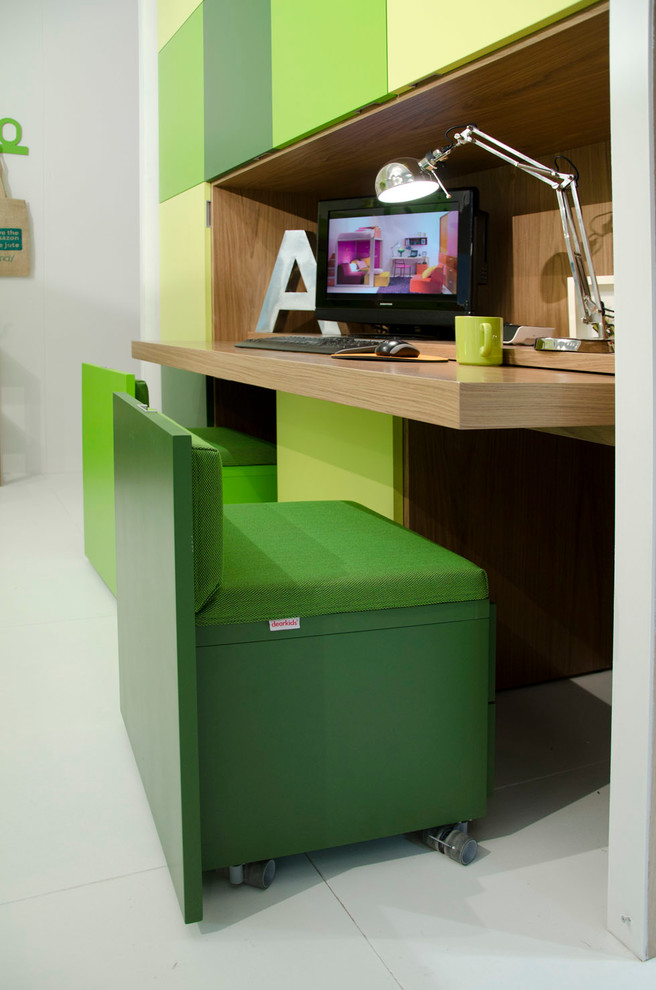 Idéer för att renovera ett mellanstort funkis flickrum kombinerat med skrivbord och för 4-10-åringar, med vita väggar, plywoodgolv och vitt golv