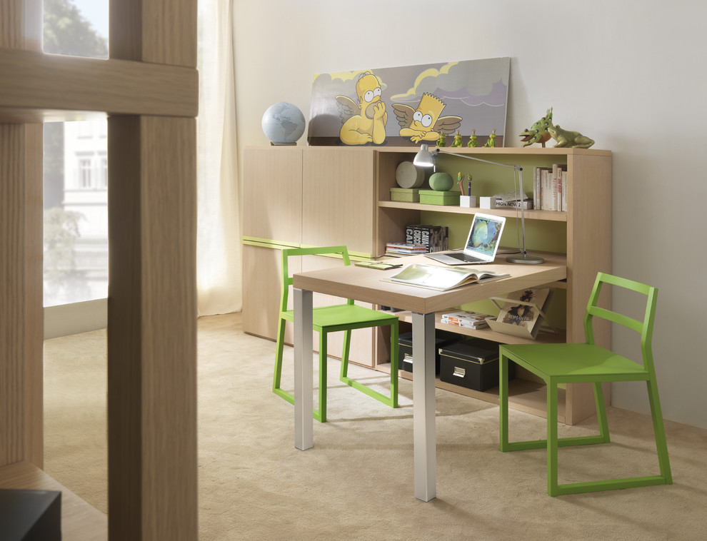 Ejemplo de habitación de niña de 4 a 10 años contemporánea de tamaño medio con escritorio, paredes blancas, moqueta y suelo beige