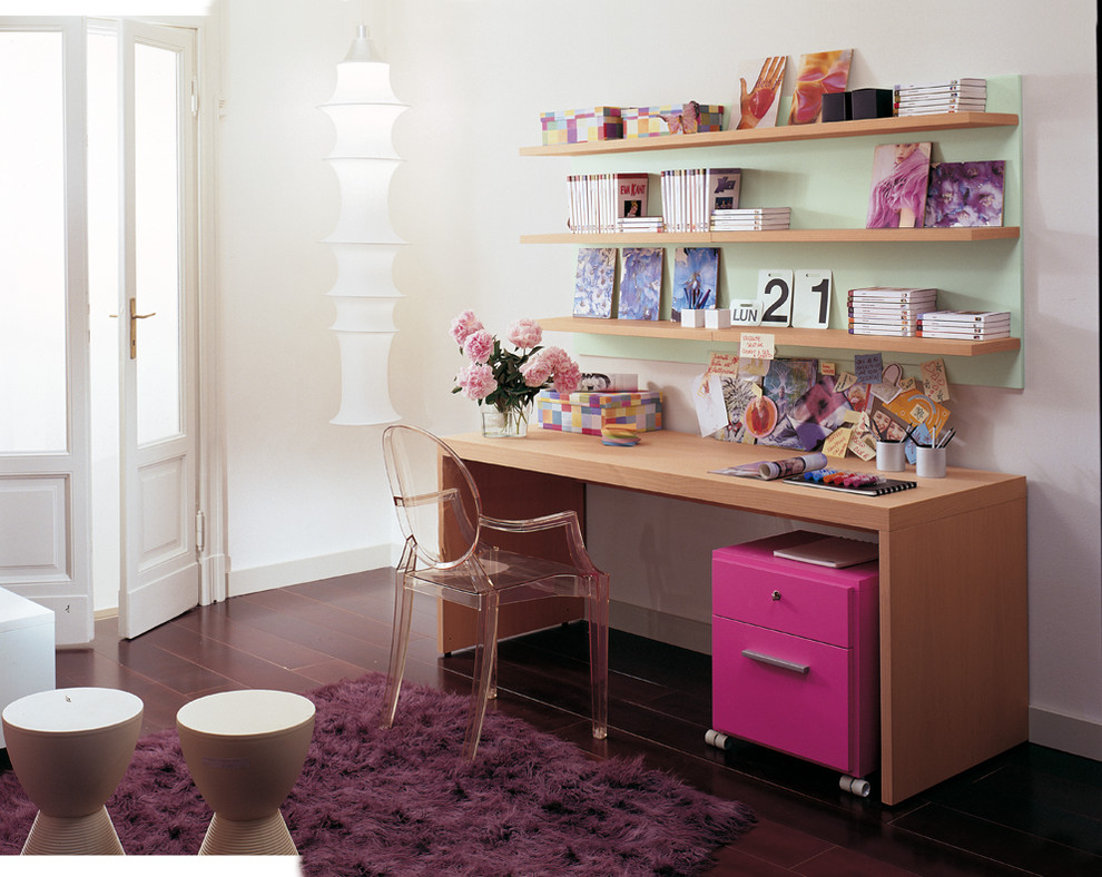Idéer för stora funkis flickrum kombinerat med sovrum och för 4-10-åringar, med rosa väggar, mörkt trägolv och lila golv