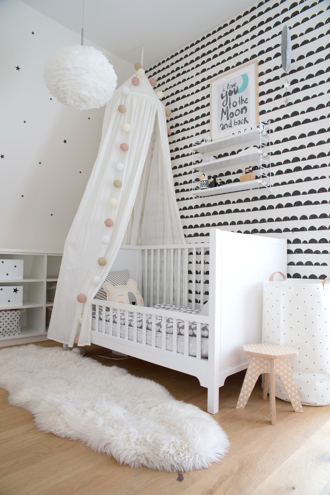 Cette image montre une chambre de fille nordique avec un mur blanc, parquet clair et un sol beige.