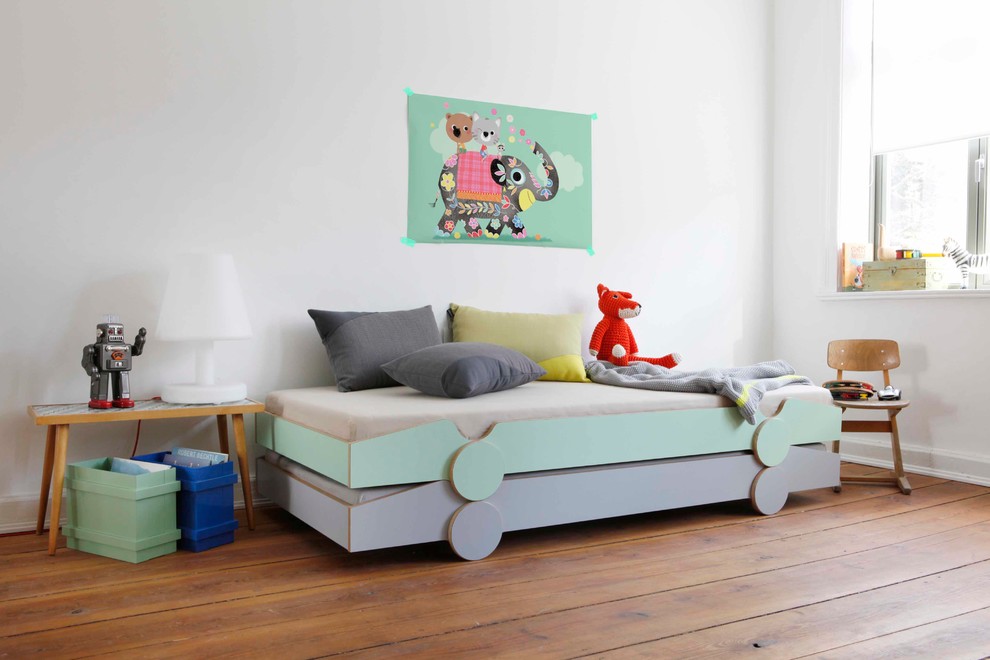 Стильный дизайн: нейтральная детская среднего размера в современном стиле с спальным местом, белыми стенами и паркетным полом среднего тона для ребенка от 4 до 10 лет - последний тренд