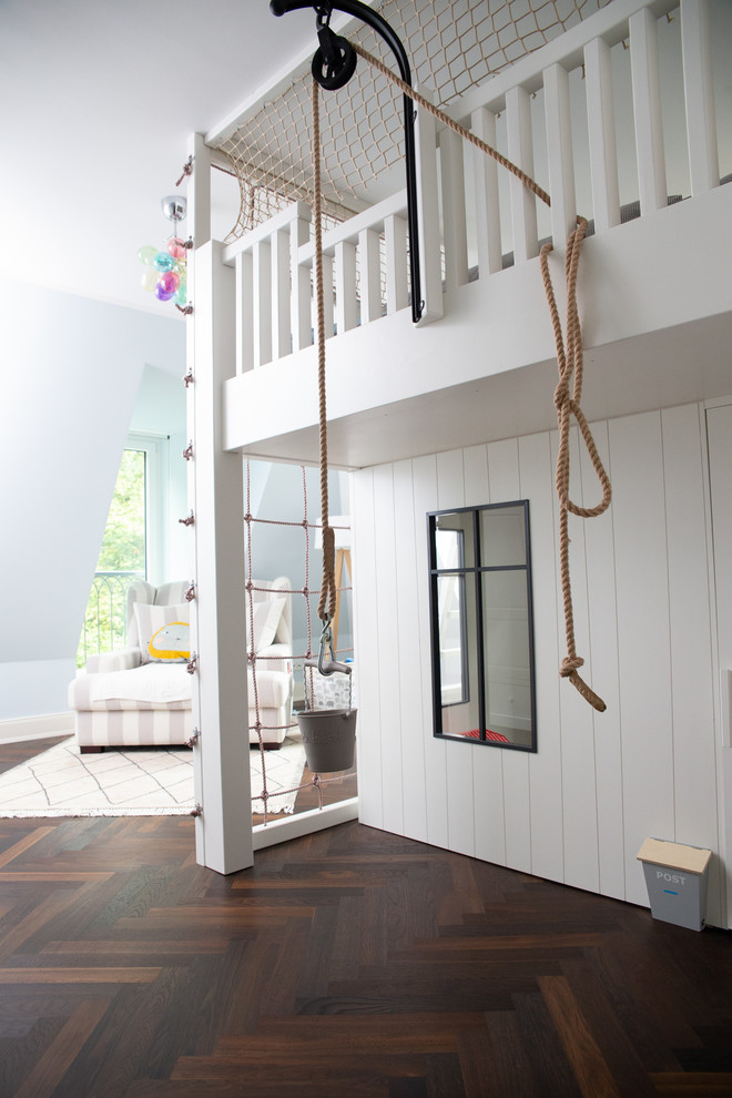 Ejemplo de dormitorio infantil de 1 a 3 años contemporáneo grande con paredes blancas, suelo de madera en tonos medios y suelo marrón