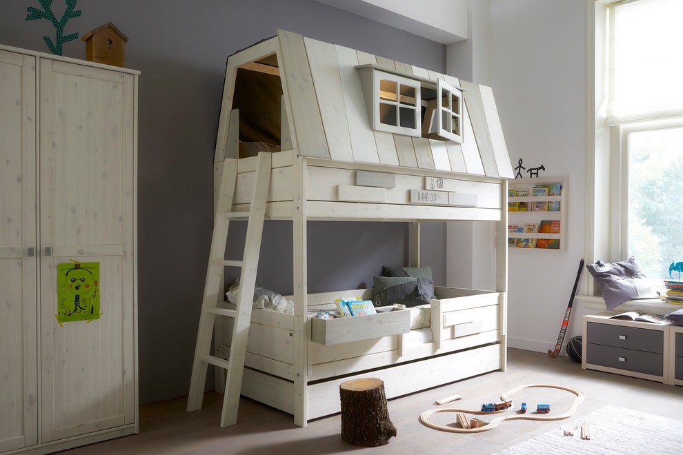 Inspiration pour une chambre d'enfant de 4 à 10 ans nordique de taille moyenne avec un mur gris, parquet clair, un sol beige et un lit superposé.