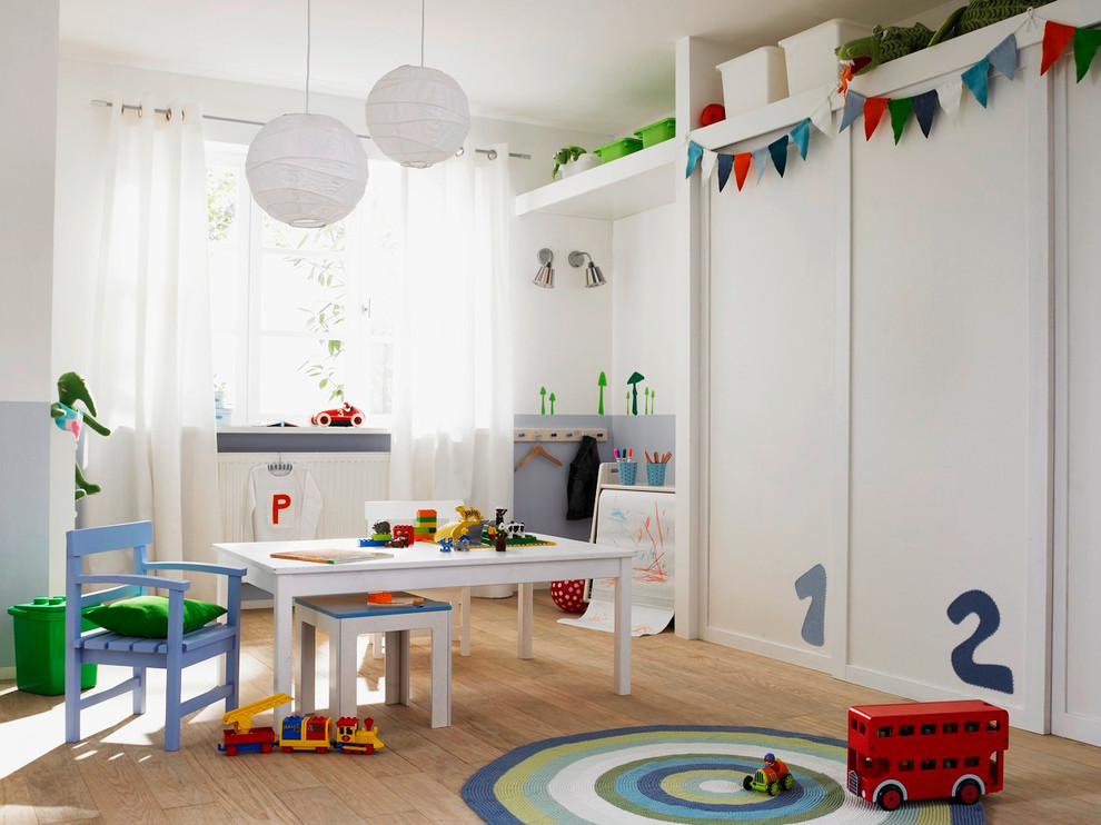 На фото: большая нейтральная детская с игровой в современном стиле с светлым паркетным полом и разноцветными стенами для ребенка от 1 до 3 лет