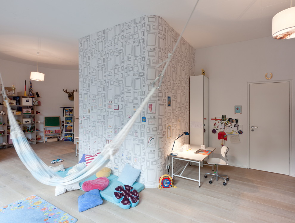 Diseño de dormitorio infantil de 4 a 10 años actual extra grande con suelo de madera clara