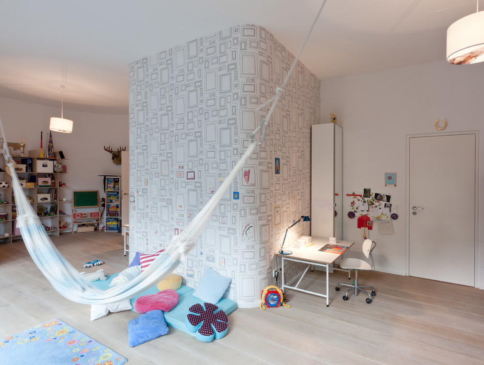 Idee per un'ampia cameretta per bambini da 4 a 10 anni contemporanea con parquet chiaro