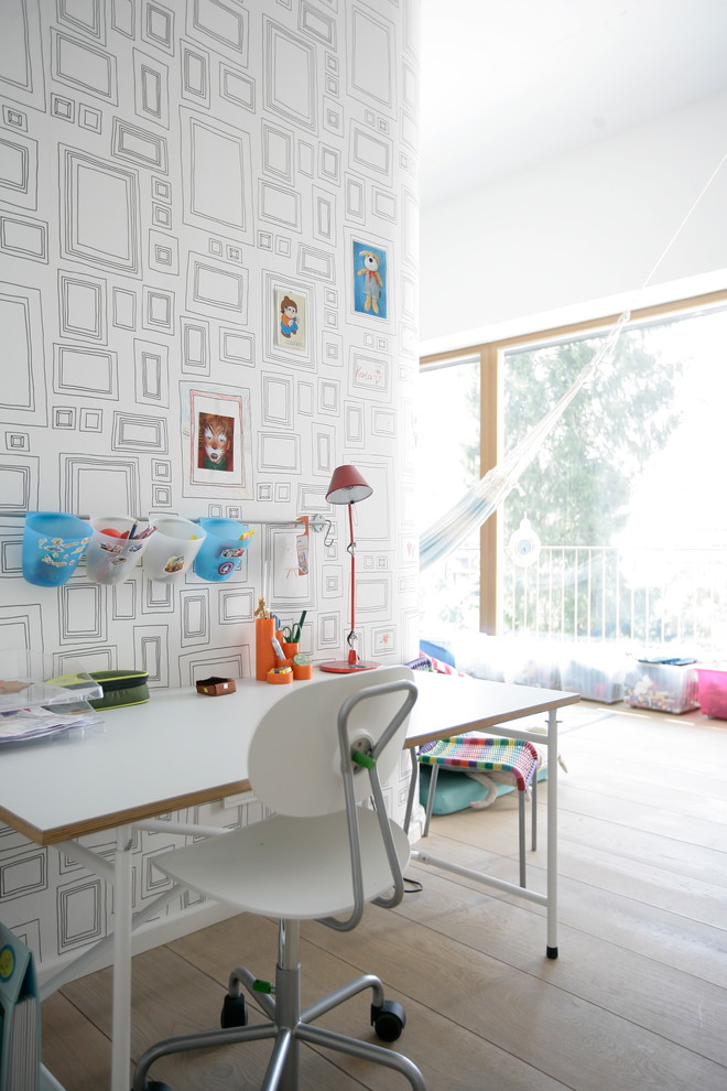 Modernes Kinderzimmer mit hellem Holzboden in Sonstige