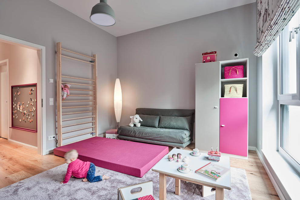 Mittelgroßes Modernes Mädchenzimmer mit Spielecke, grauer Wandfarbe, braunem Holzboden und braunem Boden in Hamburg