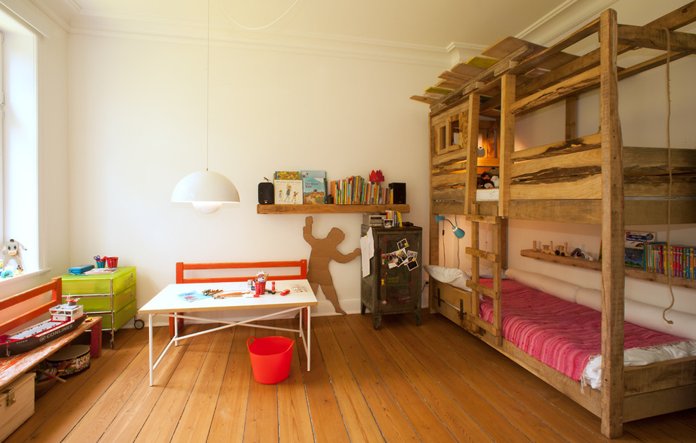 На фото: большая нейтральная детская в стиле фьюжн с спальным местом, белыми стенами и паркетным полом среднего тона для ребенка от 4 до 10 лет, двоих детей