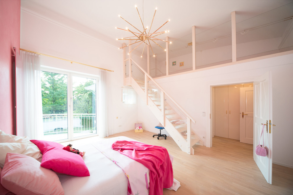 Foto de dormitorio infantil contemporáneo grande con paredes rosas y suelo de madera clara