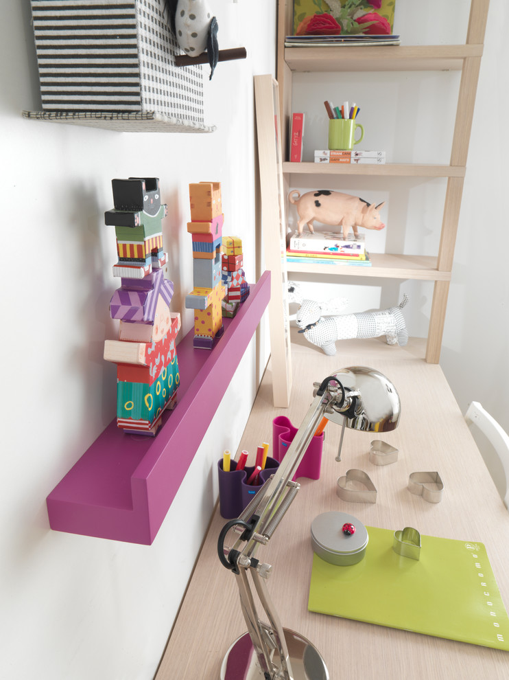 Bild på ett mellanstort funkis könsneutralt barnrum kombinerat med skrivbord och för 4-10-åringar, med vita väggar, heltäckningsmatta och beiget golv