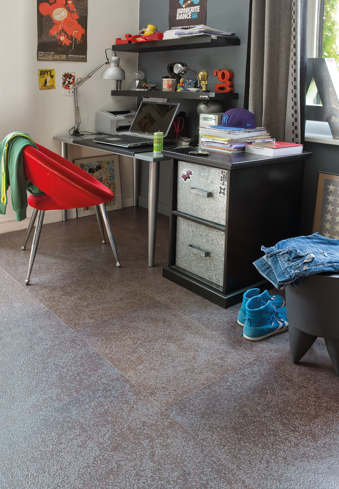 Industriell inredning av ett litet barnrum kombinerat med skrivbord, med vita väggar och grått golv