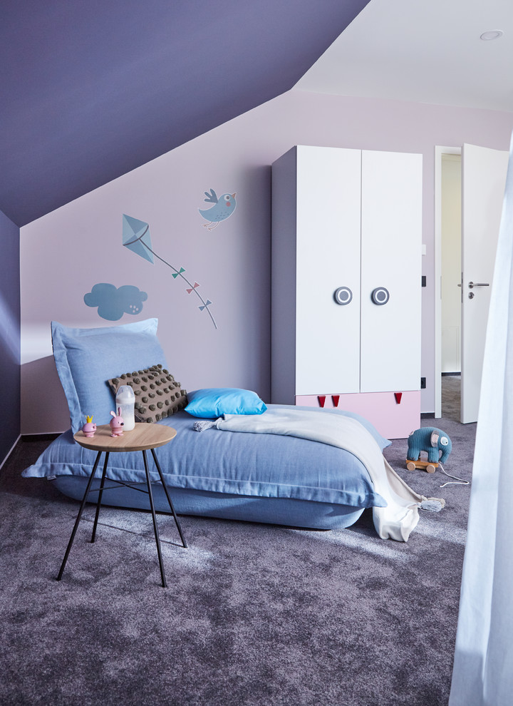 Modelo de dormitorio infantil de 4 a 10 años actual de tamaño medio con paredes púrpuras, moqueta y suelo violeta