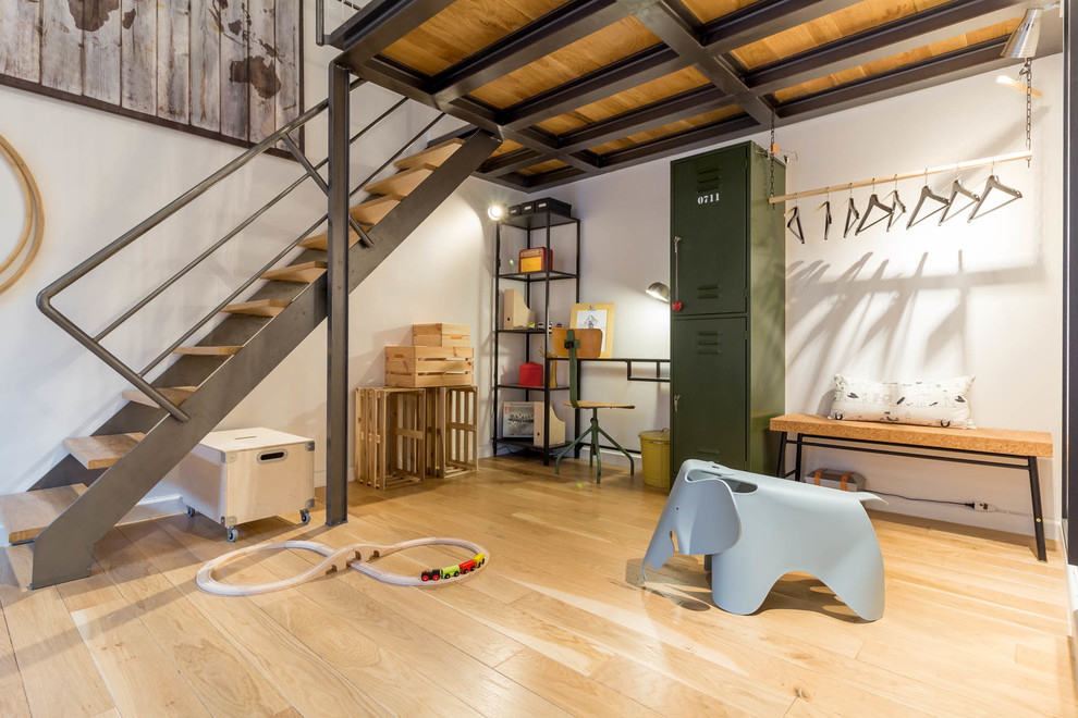 Diseño de dormitorio infantil urbano de tamaño medio con paredes blancas y suelo de madera clara