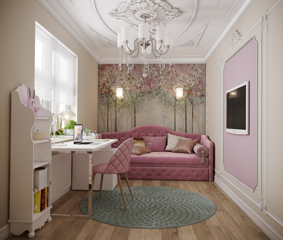 Immagine di una cameretta per bambini shabby-chic style di medie dimensioni con pareti rosa, pavimento in bambù e pavimento marrone