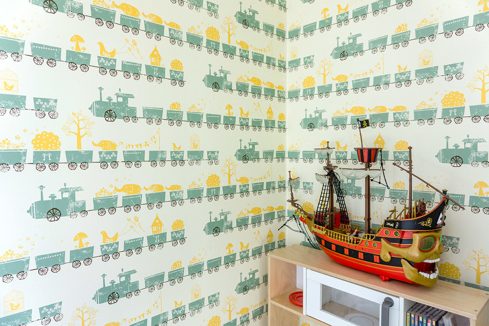 ベルリンにあるお手頃価格の小さな北欧スタイルのおしゃれな子供部屋 (緑の壁、淡色無垢フローリング、ベージュの床) の写真