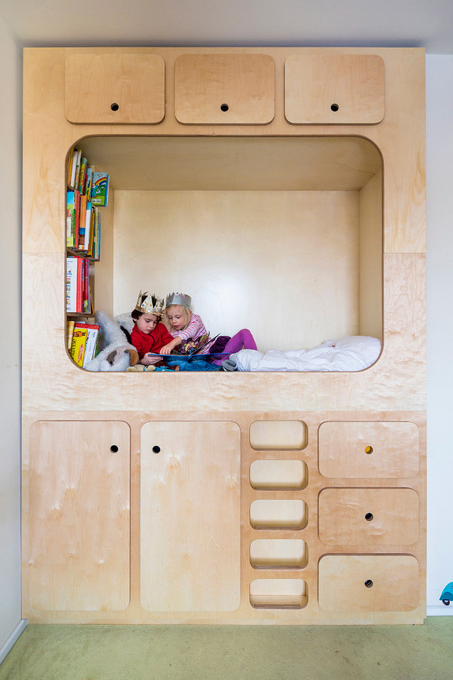 Inredning av ett modernt mellanstort könsneutralt barnrum kombinerat med sovrum och för 4-10-åringar, med vita väggar och heltäckningsmatta
