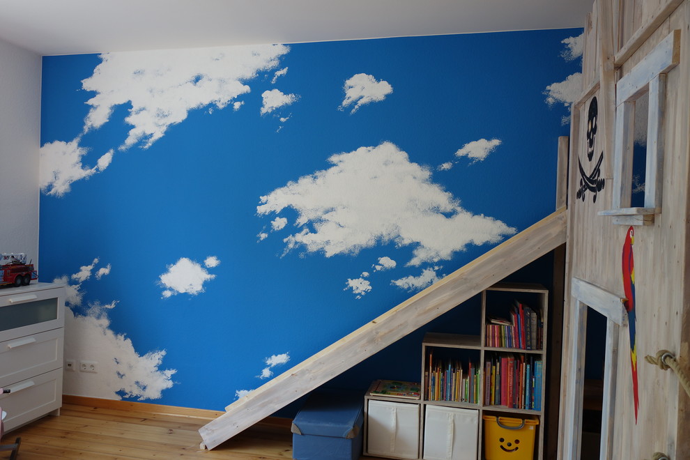 Idées déco pour une chambre d'enfant de 4 à 10 ans contemporaine de taille moyenne avec un mur bleu, parquet clair et un sol marron.