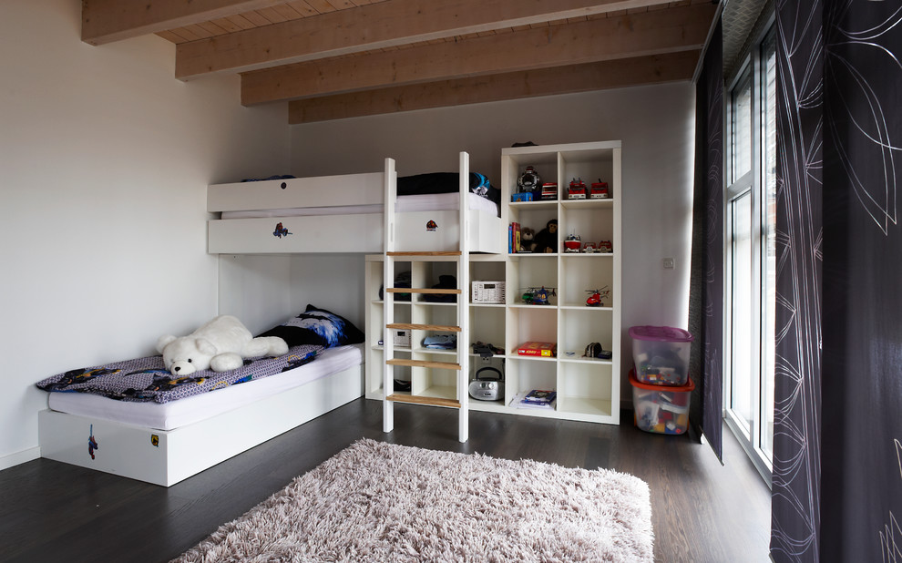 Exemple d'une très grande chambre d'enfant de 4 à 10 ans tendance avec un mur blanc, parquet foncé, un sol marron et un lit superposé.